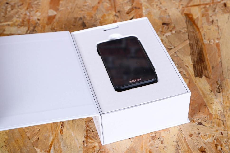 2025 iGPSPORT iGS800 - boxed 2.jpg