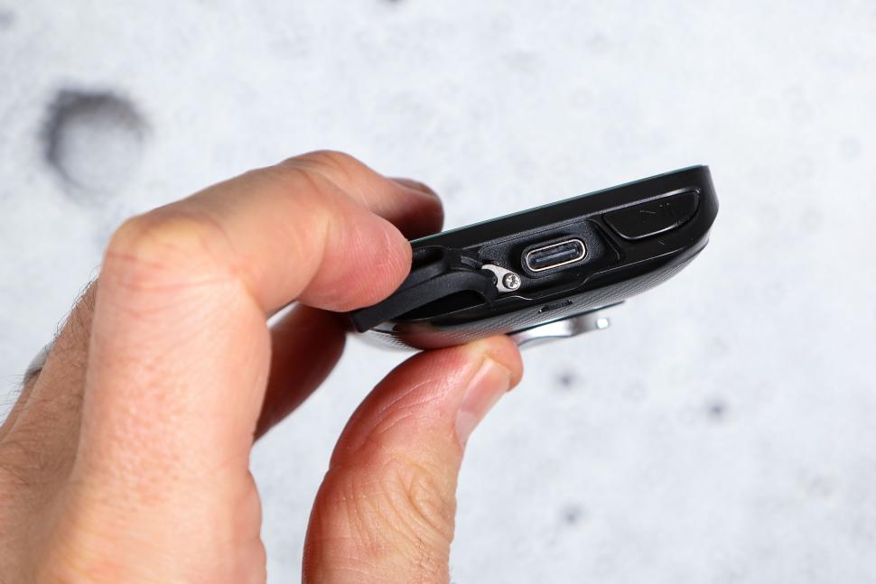 2025 iGPSPORT iGS800 - USB port.jpg