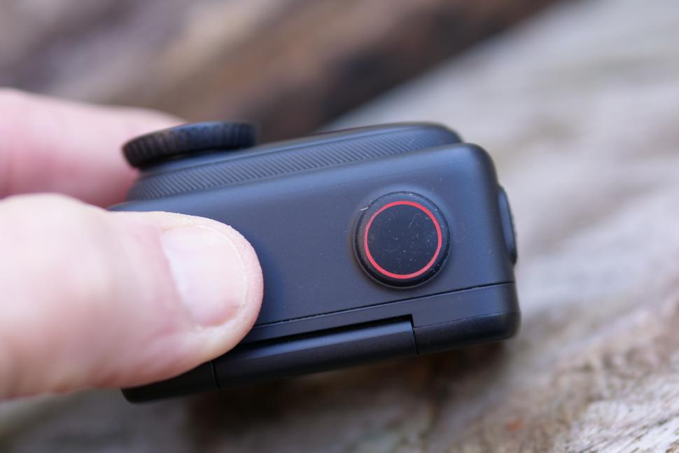 2025 Insta360 GO 3S - top button.jpg