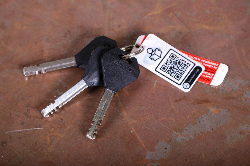 2025 Kryptonite New York Diamond Angle Grinder Resistant U-Lock Sold Secure Diamond - keys.jpg