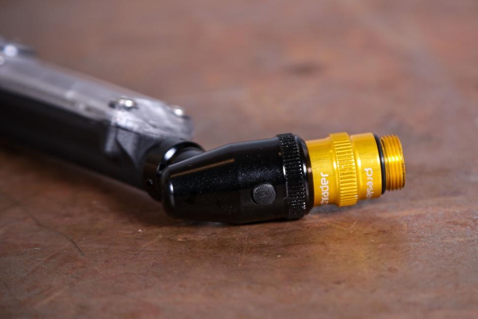 2025 Lezyne Digital Check Drive - valve head 2.jpg
