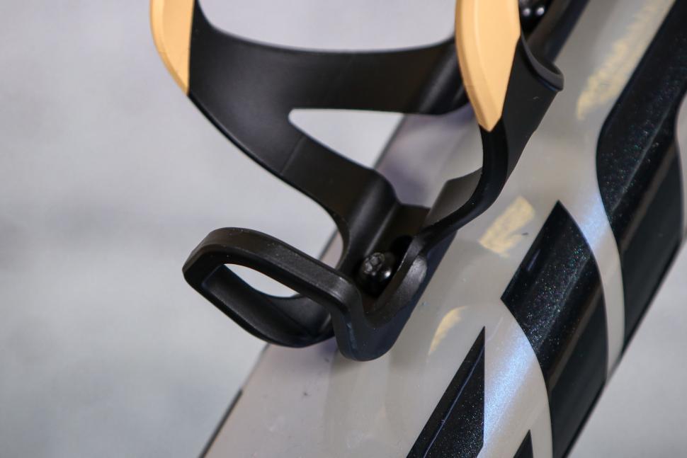 2025 Lezyne Matrix Team Bottle Cage - base.jpg