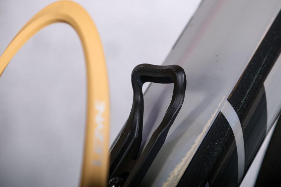 2025 Lezyne Matrix Team Bottle Cage - detail.jpg