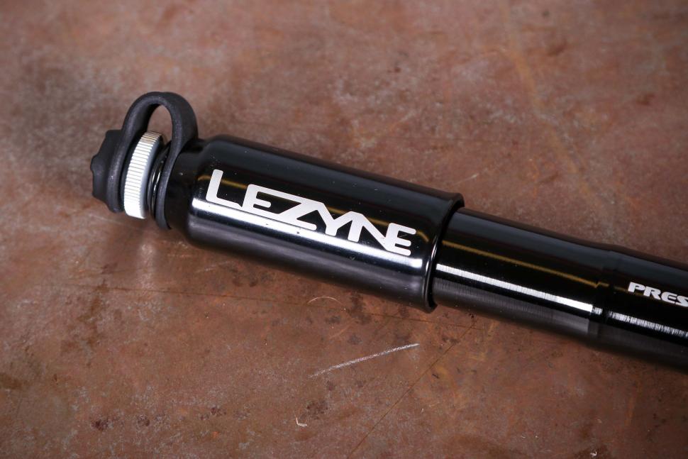 2025 Lezyne Pressure Drive CFH - handle.jpg