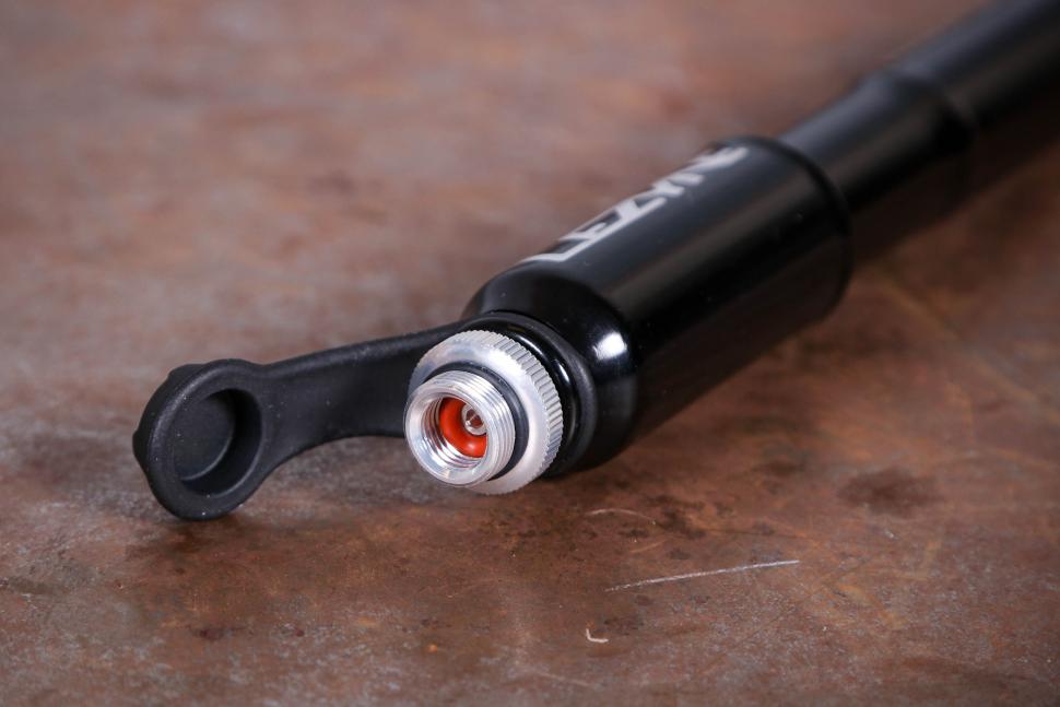 2025 Lezyne Pressure Drive CFH - hose head.jpg