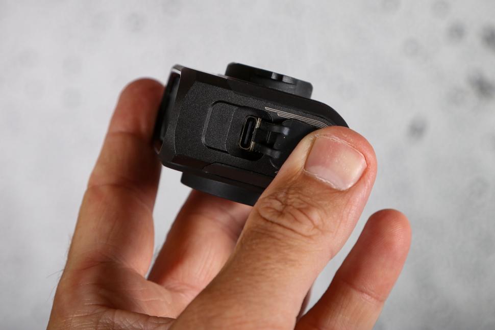 2025 Magicshine HORI 900 - USB-C port.jpg