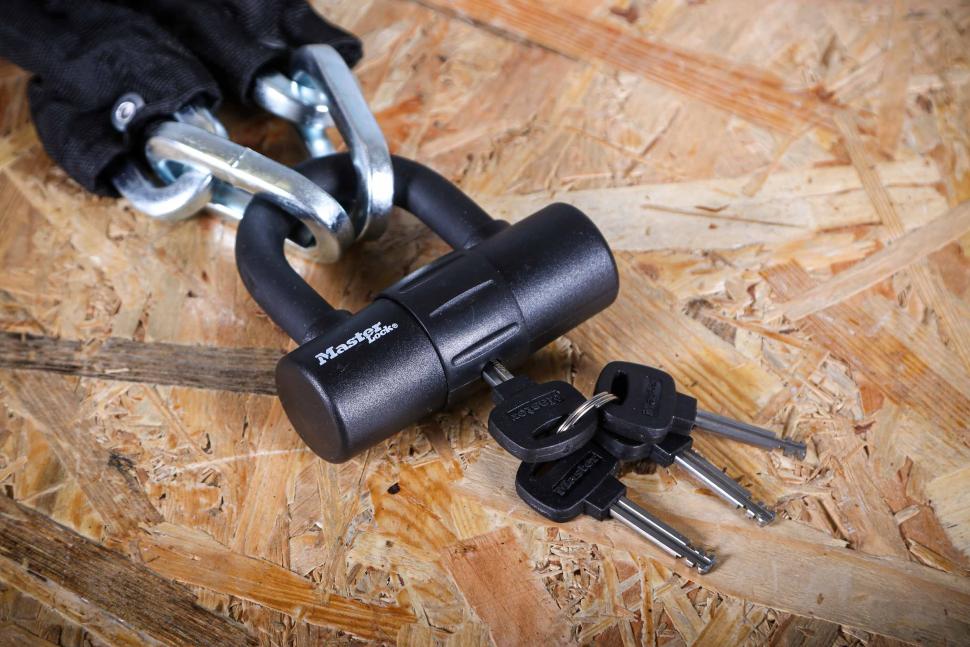2025 Master Lock Chain with Mini U-Lock - lock with keys.jpg