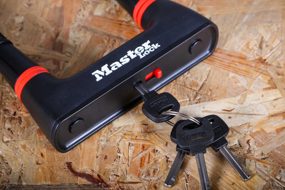 2025 Master Lock U-Lock - lock barrel with keys.jpg