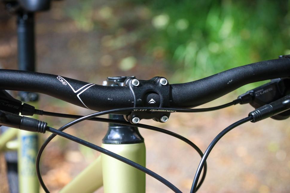 2025 Merida Crossway L 300 - bars 2.jpg