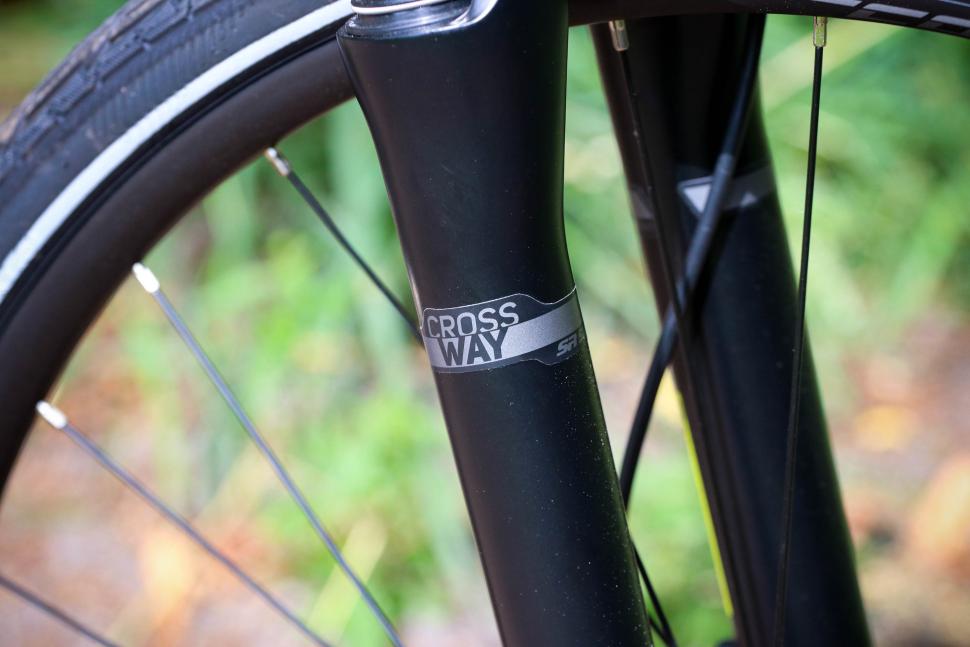 2025 Merida Crossway L 300 - fork detail 1.jpg