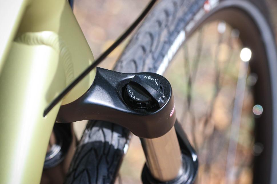2025 Merida Crossway L 300 - fork detail 3.jpg
