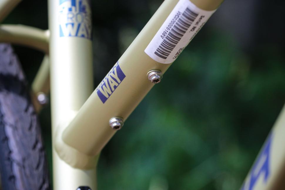 2025 Merida Crossway L 300 - top tube bosses.jpg