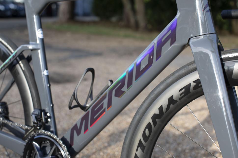 2025 Merida Reacto 9000 rainbow detail 2.jpg