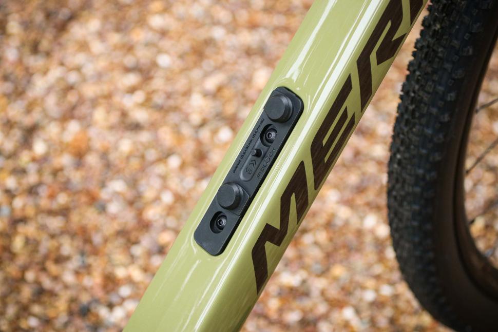 2025 Merida Silex 8000 - Fidlock bottle mount.jpg