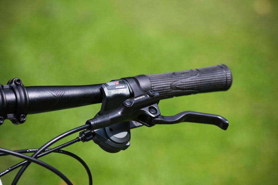 2025 Merida Speeder 300 - brak elever and shifter.jpg
