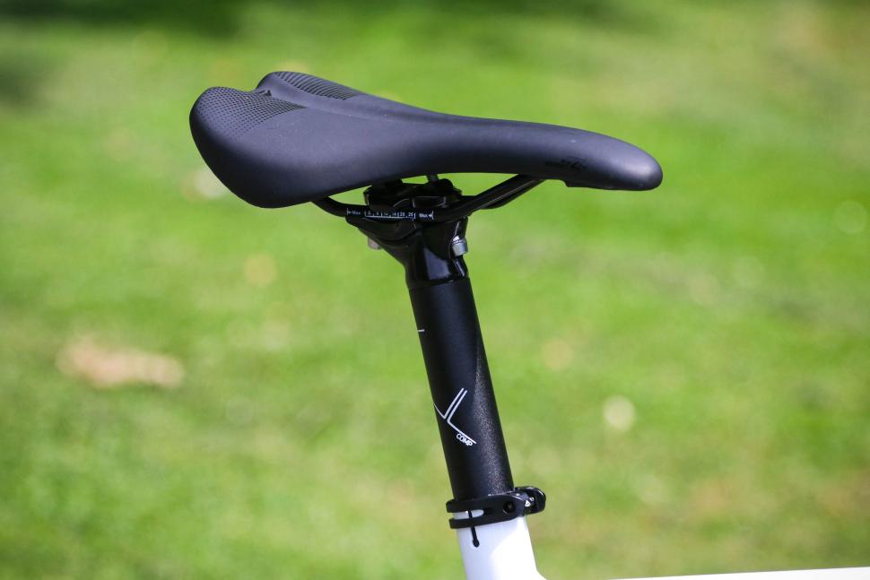 2025 Merida Speeder 300 - saddle and post.jpg