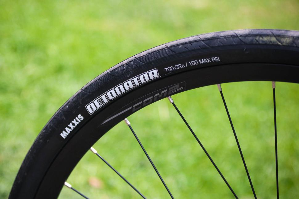 2025 Merida Speeder 300 - tyre and rim.jpg