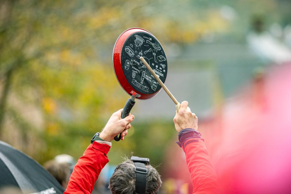 2025 National Hill Climb Championships - banging frying pan