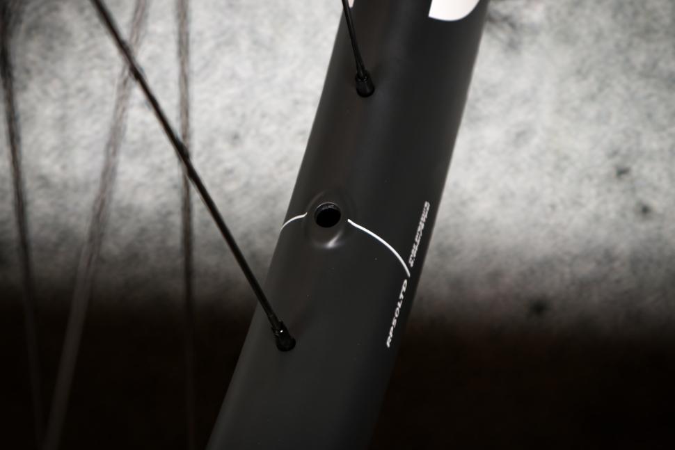 2025 Oquo RP50LTD wheels - valve hole 2.jpg