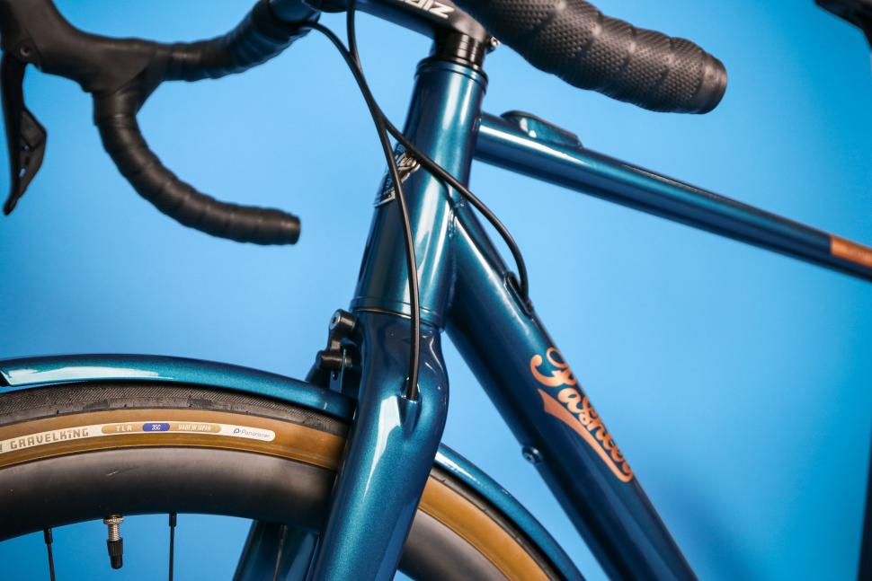 2025 Pashley Roadfinder electric - Shimano 105 - cable routing.jpg