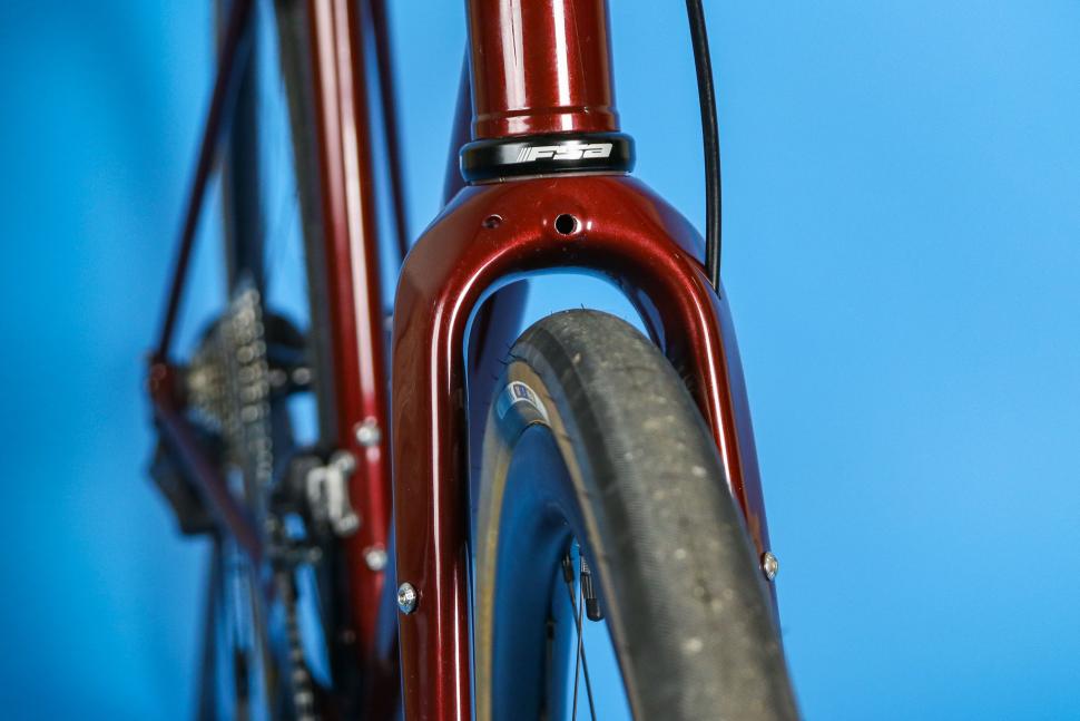 2025 Pashley Roadfinder - Shimano Ultegra - fork clearance.jpg