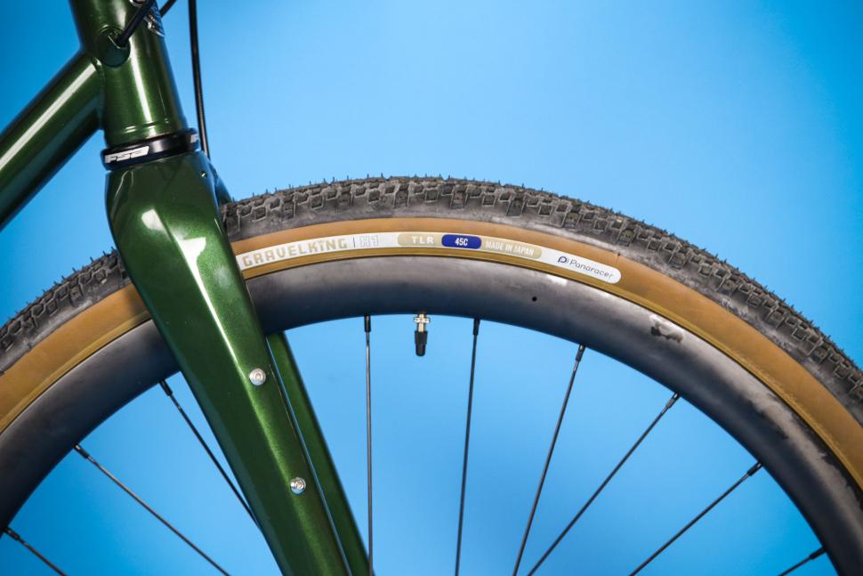 2025 Pashley Roadfinder X - Campagnolo Ekar - tyre and rim.jpg