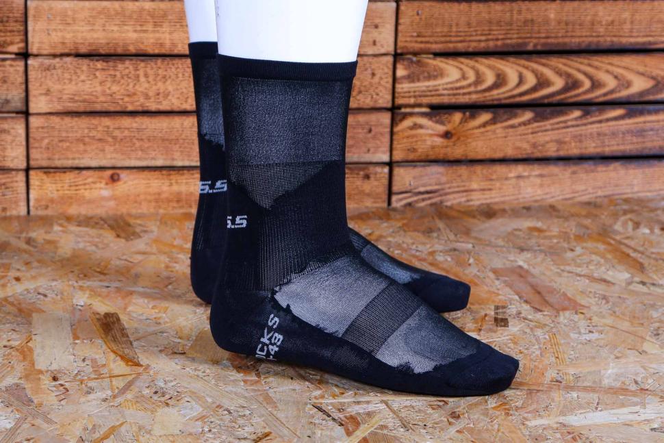 2025 Q36.5 Clima Socks Black - side.jpg
