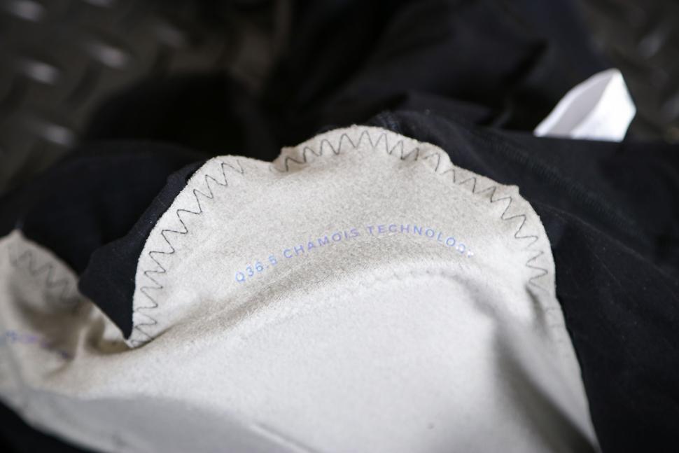2025 Q365 Dottore Hybrid Bib Tights Black - chamois detail 2.jpg