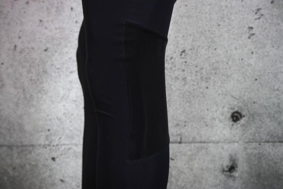 2025 Q365 Dottore Hybrid Bib Tights Black - knee panel.jpg