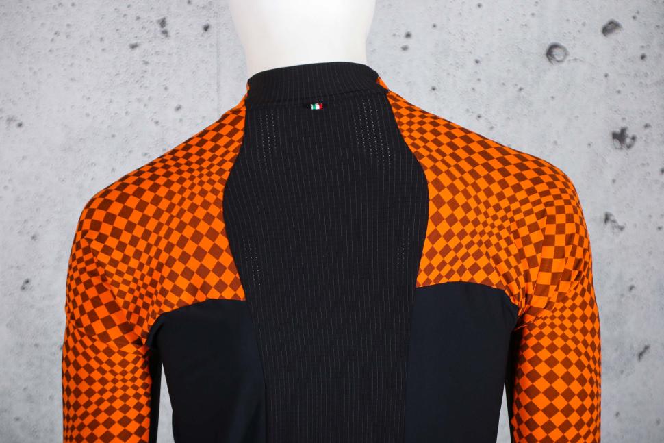 2025 Q365 Dottore Hybrid Que Long Sleeve Jersey Check Orange - shoulders.jpg