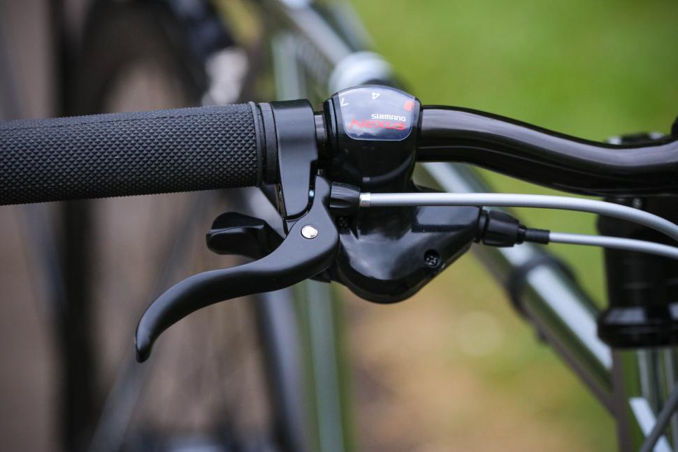 2025 Quella Varsity Imperial Classic Geared Bicycle - brake lever and gear shifter.jpg