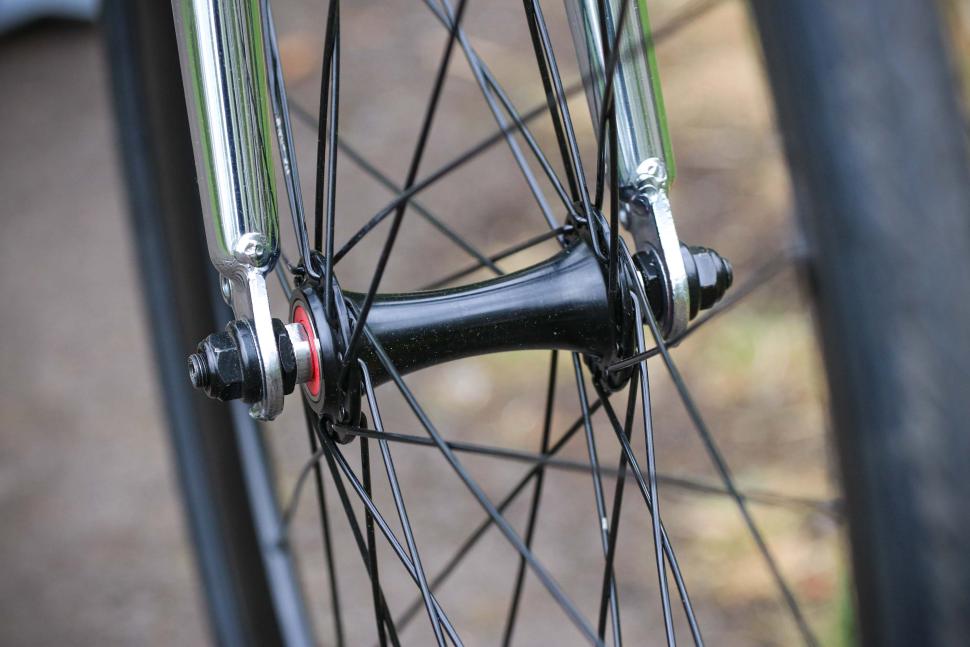2025 Quella Varsity Imperial Classic Geared Bicycle - front hub.jpg