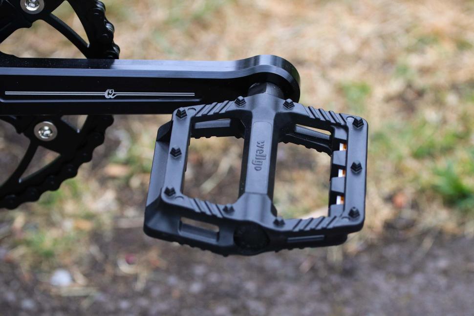 2025 Quella Varsity Imperial Classic Geared Bicycle - pedal.jpg