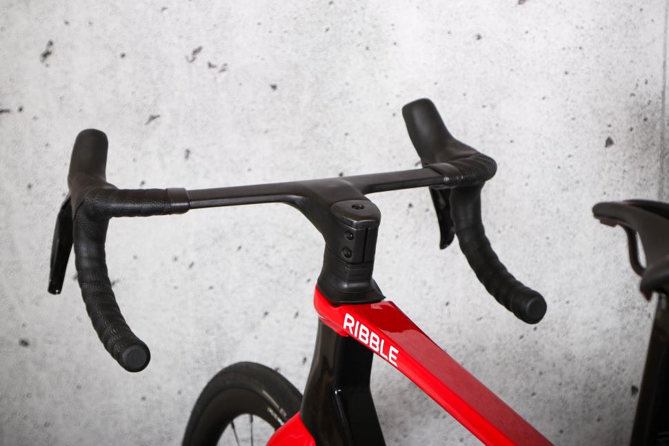 2025 Ribble Ultra-Race 105 Di2 - bars 3.jpg
