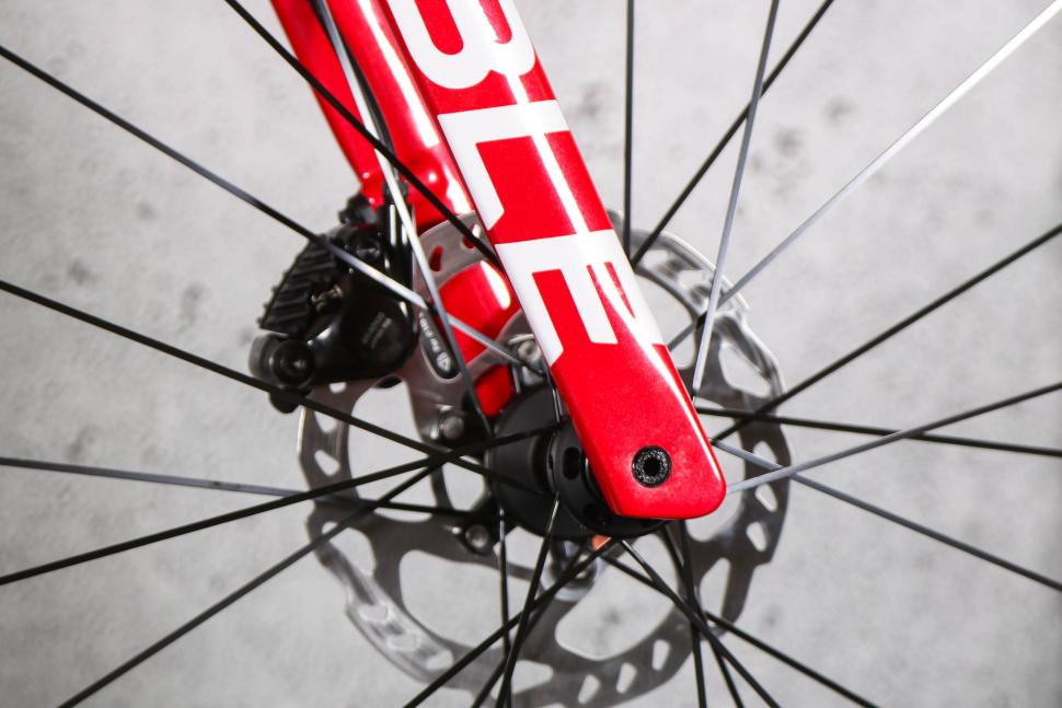 2025 Ribble Ultra-Race 105 Di2 - fork detail.jpg