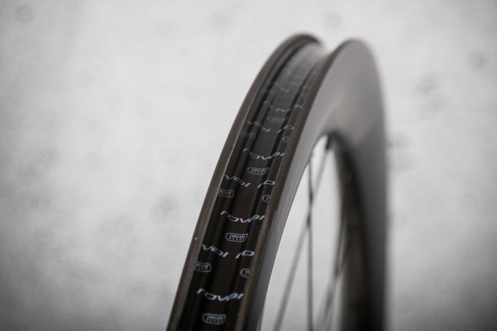 2025 Roval Rapide CL III wheelset - rim bed 2.jpg