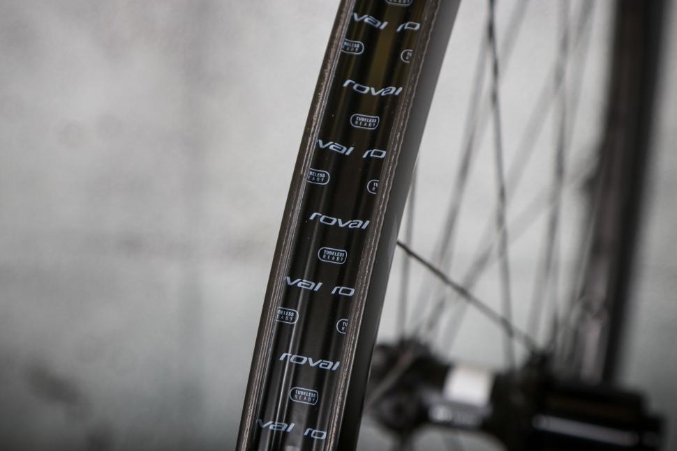 2025 Roval Rapide CL III wheelset - rim bed.jpg