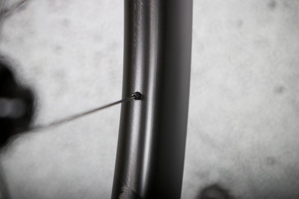2025 Roval Rapide CL III wheelset - spoke nipple 2.jpg