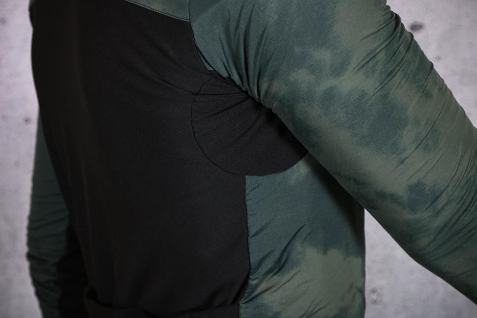 2025 Santini Alpha Insulated Jacket - underarm material.jpg