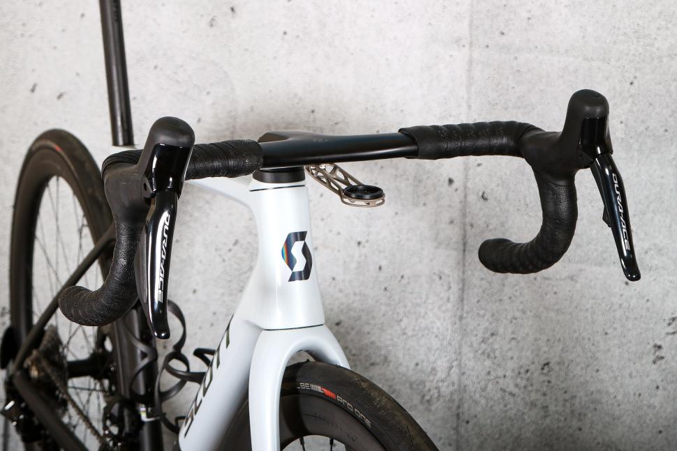 2025 Scott Addict RC Pro - bars 1.jpg