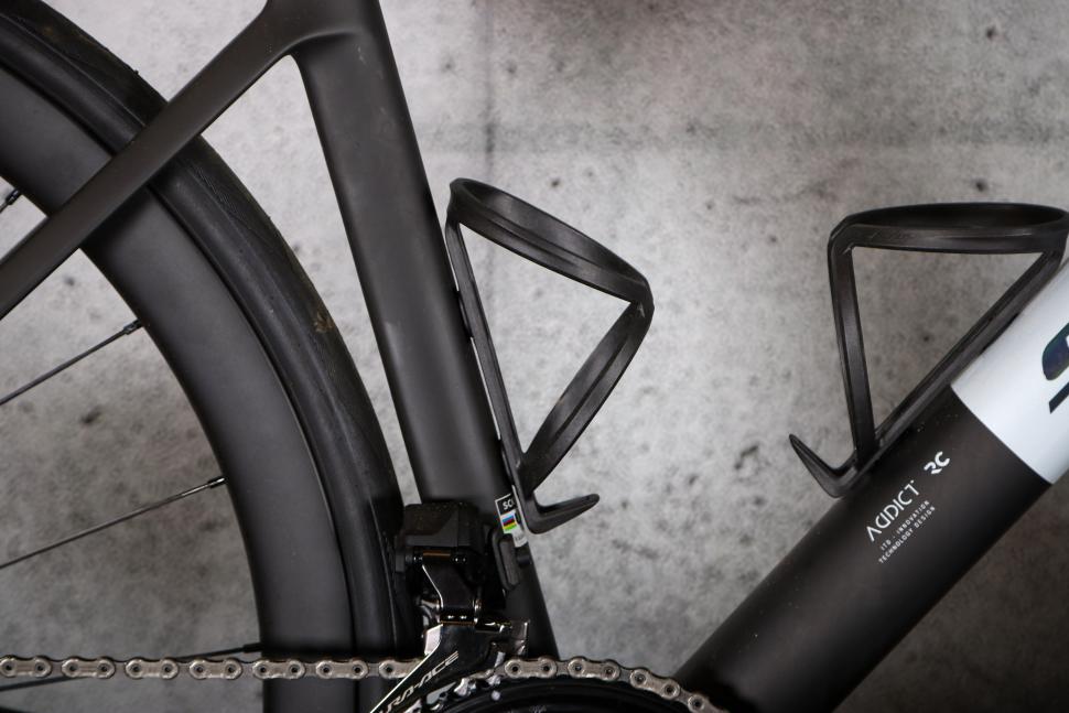 2025 Scott Addict RC Pro - bottle cage 1.jpg