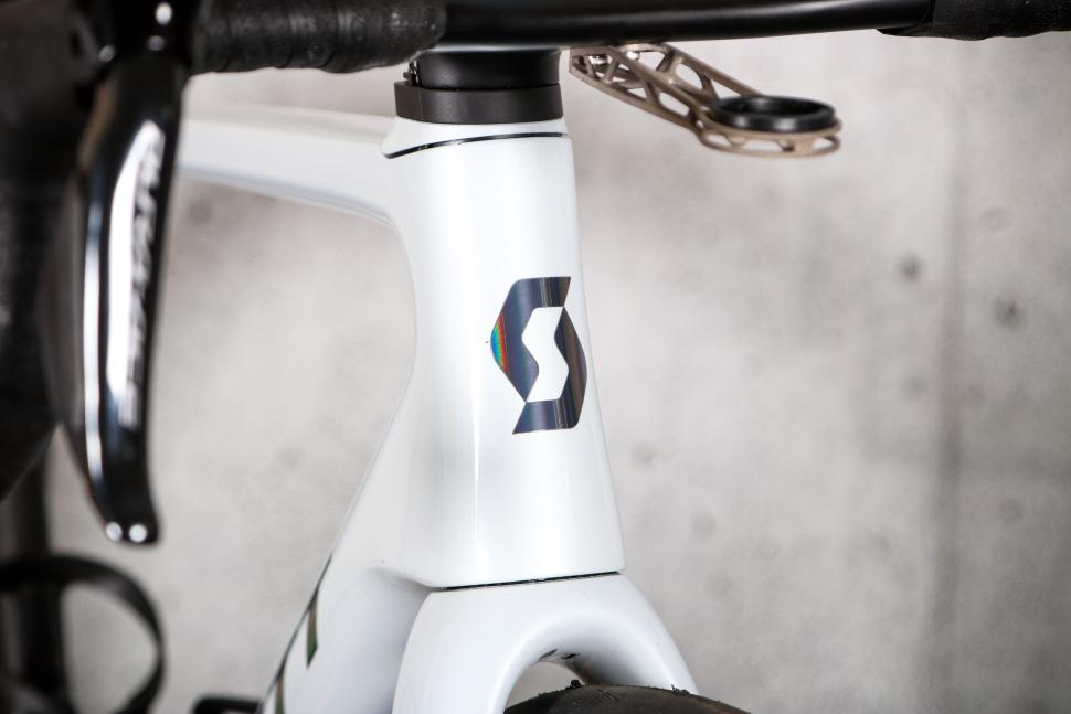 2025 Scott Addict RC Pro - head tube badge.jpg