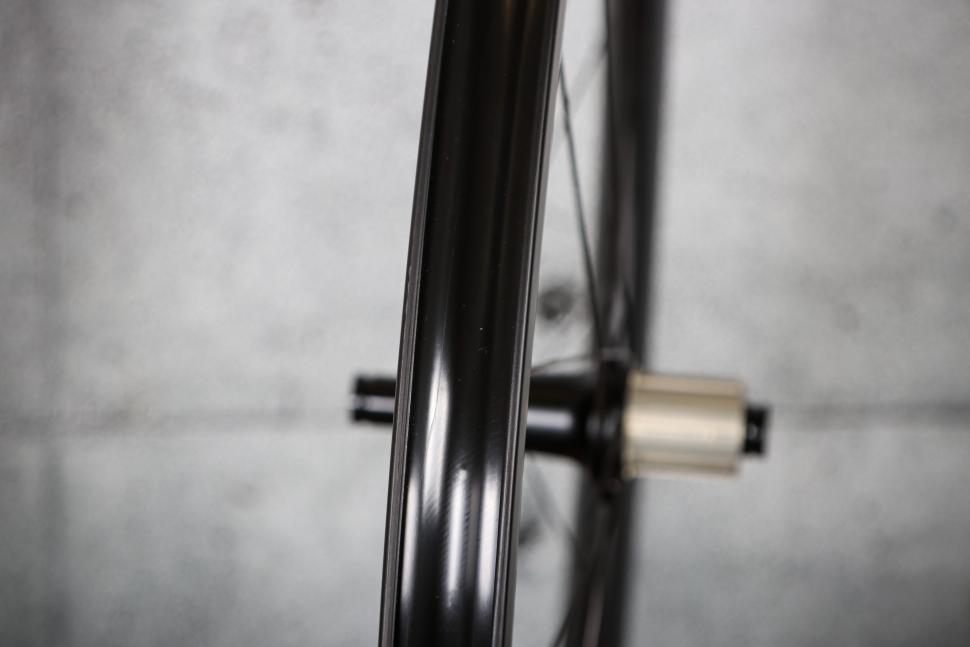 2025 Scribe Inception 50+ Disc wheelset - rim bed.jpg