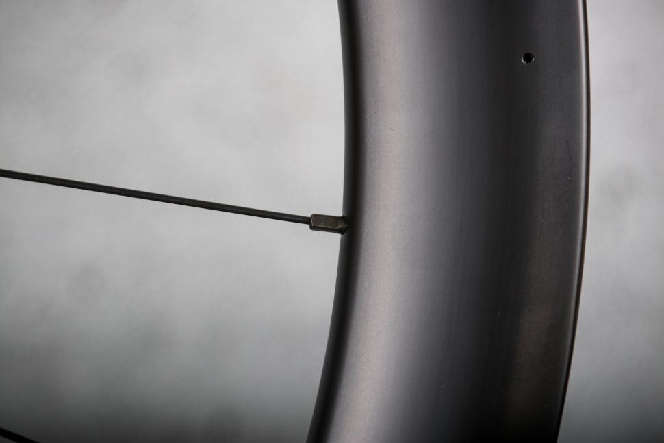 2025 Scribe Inception 50+ Disc wheelset - spoke nipple.jpg
