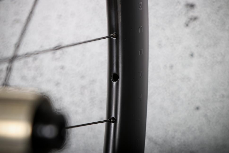 2025 Scribe Inception 50+ Disc wheelset - valve hole.jpg