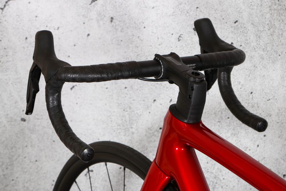 2025 Specialized Tarmac SL8 Comp Di2 - bars 3.jpg