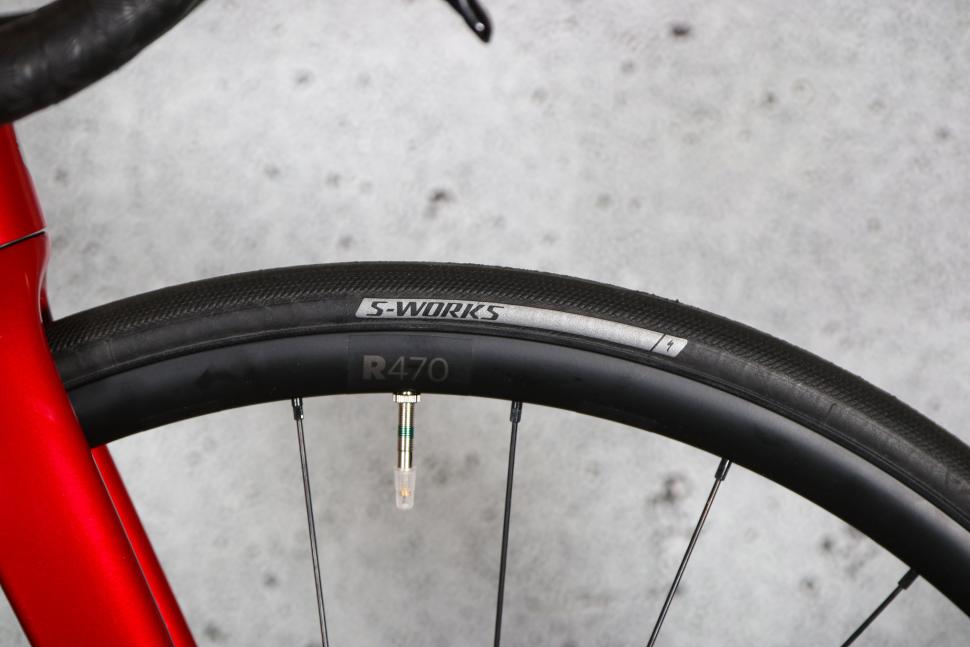 2025 Specialized Tarmac SL8 Comp Di2 - tyre and rim.jpg