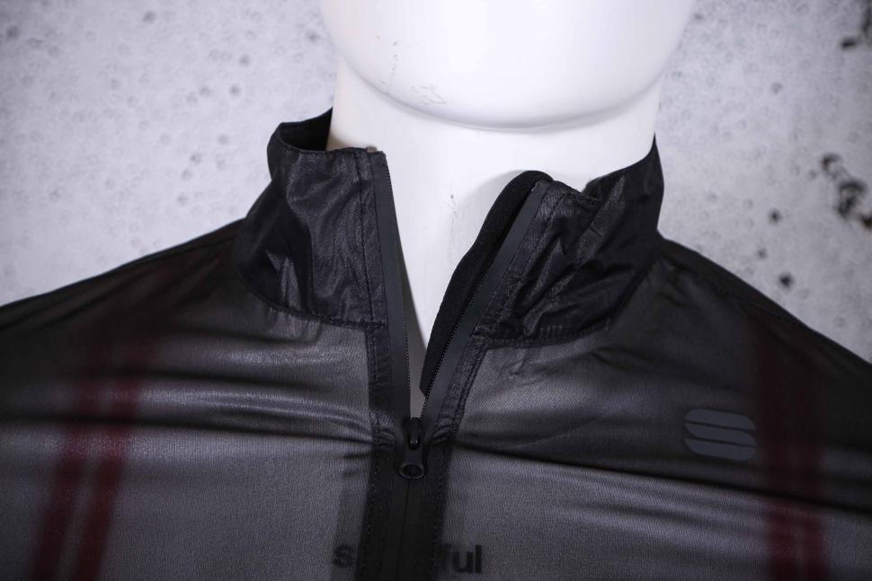 2025 Sportful Aqua Light Jacket - collar.jpg