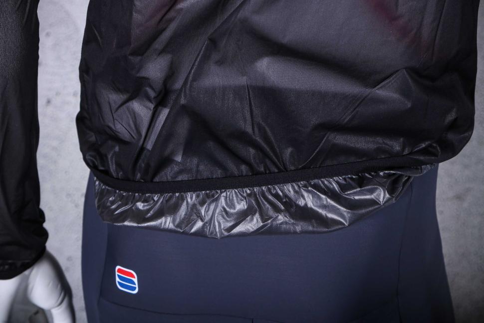 2025 Sportful Aqua Light Jacket - elasticated hem.jpg
