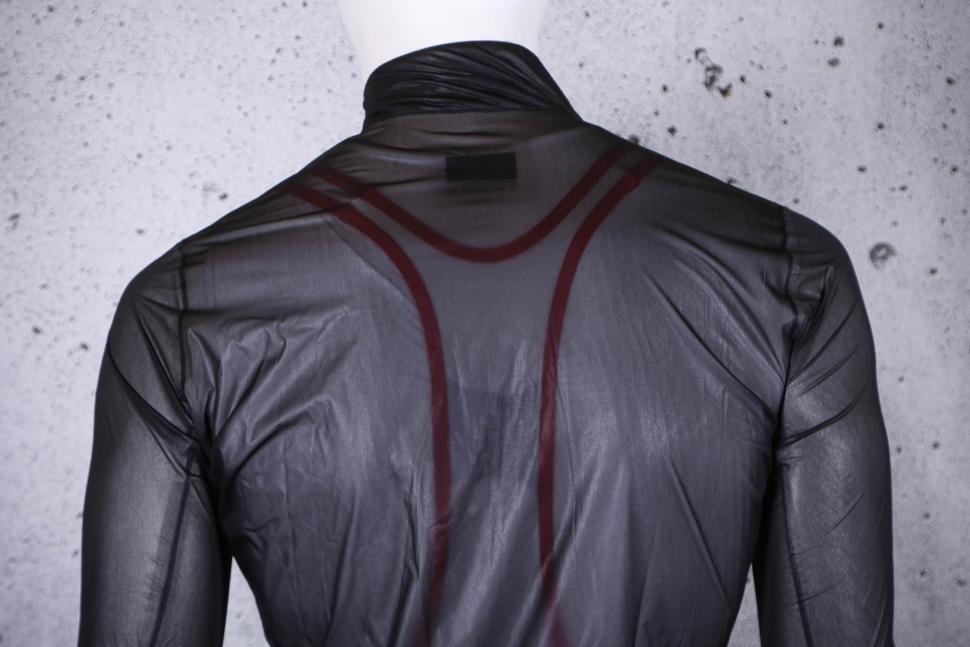 2025 Sportful Aqua Light Jacket - shoulders.jpg
